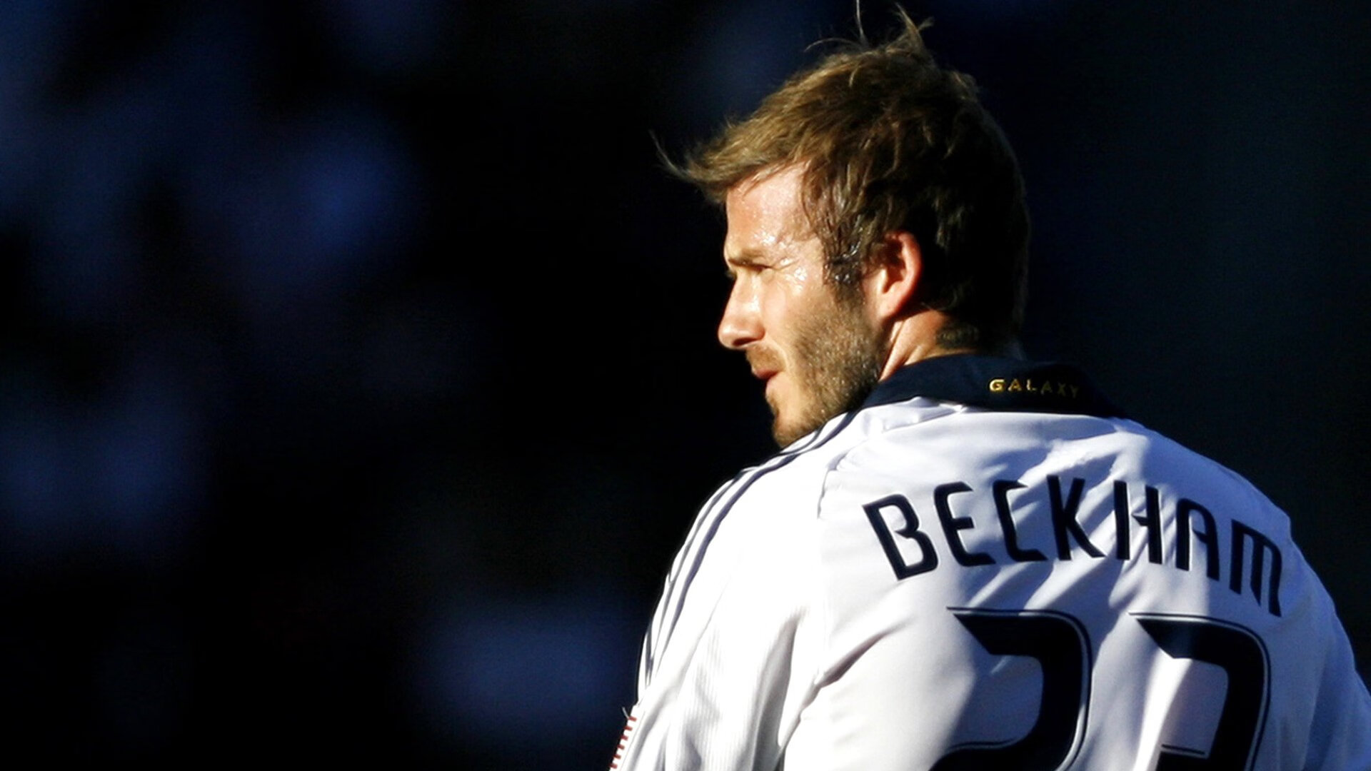 “快艇冲浪：东三叉湖赛场极速对决，飞驰水面成焦点”