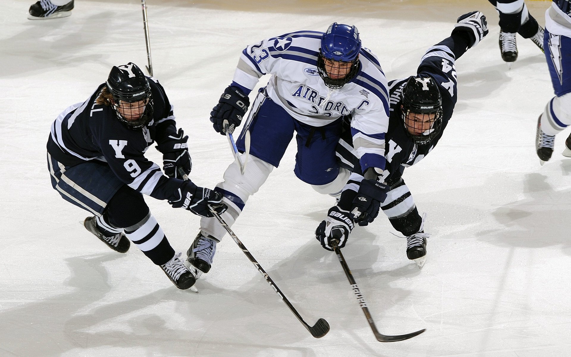 英超积分榜激烈碰撞，争冠悬念持续升温